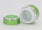 I piccoli contenitori di vetro della lozione per screma ed il colore verde di cura di pelle delle lozioni